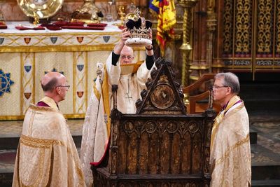 Archbishop spends several seconds adjusting crown for King during ceremony