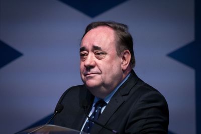 Salmond leads thousands of marchers in call for independence