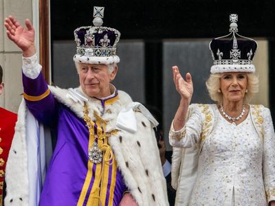 King and Queen appear on Buckingham Palace balcony to acknowledge crowds