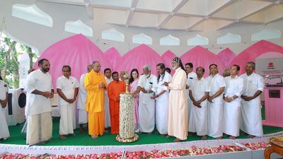 Nava Oli celebrated at Santhigiri Ashram