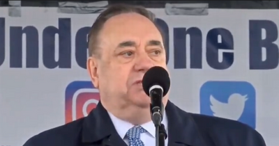 Alex Salmond leads thousands in Scottish independence chant during Glasgow rally