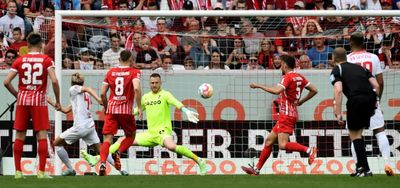 Kampl winner lifts Leipzig's Champions League hopes