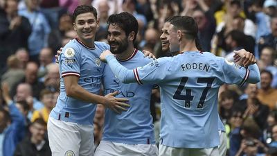 Manchester City beat Leeds United 2-1 to edge closer to Premier League title