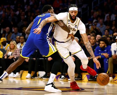 Lakers rout Warriors, Heat rip Knicks to grab NBA series leads