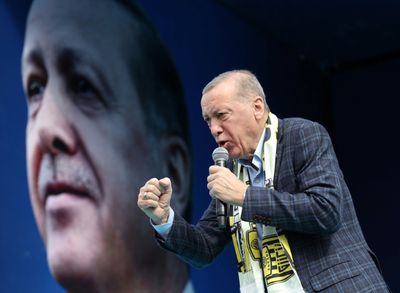 Turkey's undefeated Erdogan nears knife-edge vote