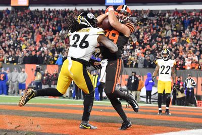 Former Browns tight end Stephen Carlson signs with Bears