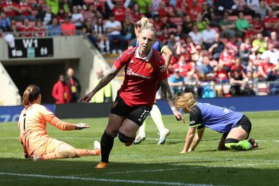 Manchester United keep WSL title hopes on track with big win over Tottenham