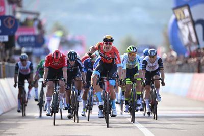 Giro d'Italia: Jonathan Milan wins hectic finish in San Salvo on stage 2