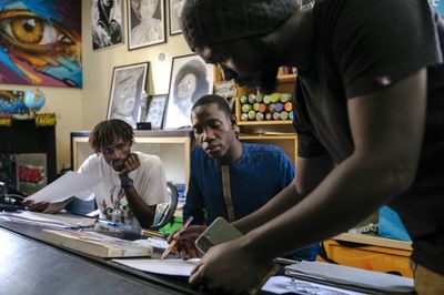 Young Senegalese revel in graffiti school