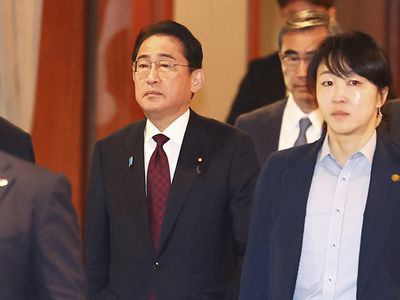 Leaders from Japan and South Korea vow better ties following summit