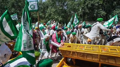 Farmers break through Delhi Police barricades to join protesting wrestlers at Jantar Mantar