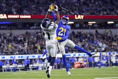 Geno Smith grinding on Sunday with 2 Seahawks teammates