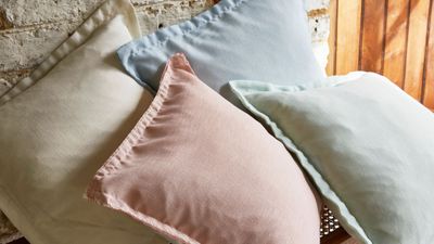 The pillow colors to avoid in a living room for a relaxing – and timeless – space