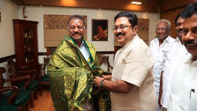 Panneerselvam, Dhinakaran meet and agree to have a working arrangement