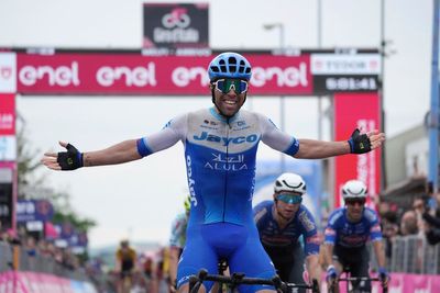 Michael Matthews pips Mads Pederesen to victory on third stage of Giro d’Italia