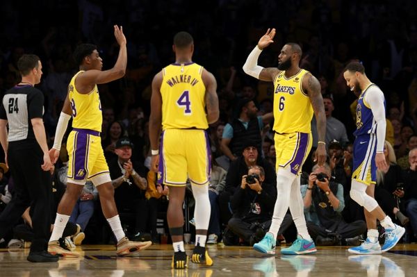 Lakers rout Warriors, Heat rip Knicks to grab NBA series leads