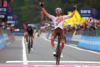 France's Paret-Peintre wins Giro stage four, Norway's Leknessund in pink