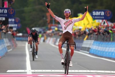 France's Paret-Peintre wins Giro stage, Norway's Leknessund in pink
