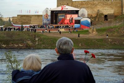 Russia stages Victory Day concert for Estonian Russians across the river