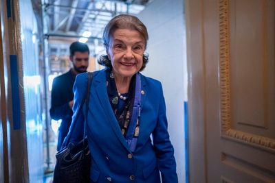 Feinstein returning to Senate after facing resignation calls