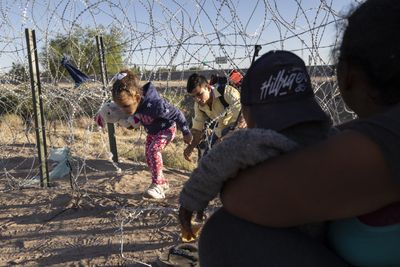 US prepares for influx at Mexico border as Title 42 expiry nears