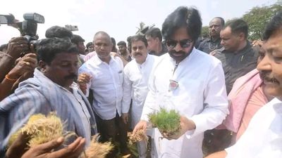 Paddy farmers from East Godavari pour out their woes before Pawan Kalyan