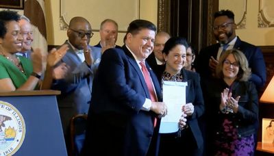 Pritzker signs bill guaranteeing disability pay to first responders who contracted COVID-19