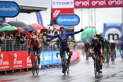 Kaden Groves wins crash-marred Giro d'Italia stage five in Salerno