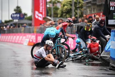 Mark Cavendish, Remco Evenepoel, and Primož Roglič involved in crashes at the end of Giro d'Italia stage five