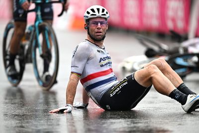 Mark Cavendish to keep fighting for wins in Giro d'Italia after dramatic late crash