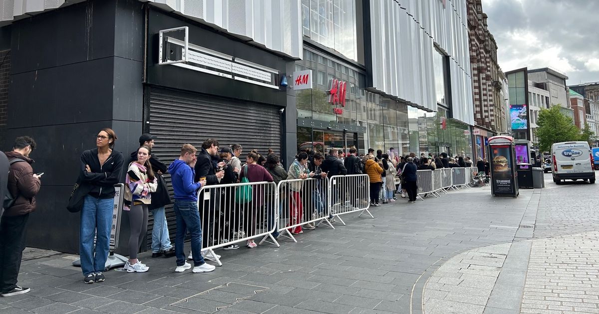 The Raz Liverpool Queue Massive queues spotted outside H&M in Liverpool city…