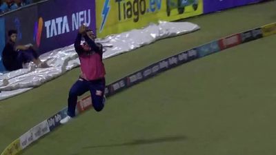 WATCH: Shimron Hetmyer grabs a fine running catch on boundary ropes to get rid of Jason Roy