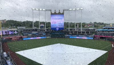 White Sox, Royals delayed by rain