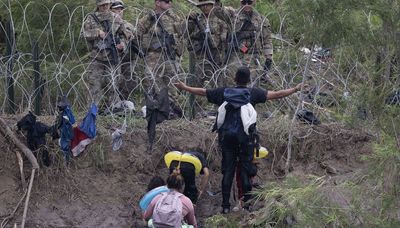 Migrants rush across U.S. border in final hours before Title 42 expires