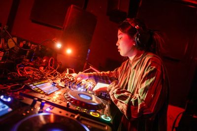 Women dance to their own beat in China's nightclubs