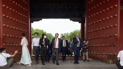 Trade Minister Don Farrell given surprise Forbidden City tour, China's foreign minister to visit Australia