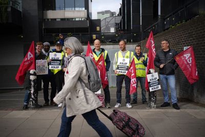 Train drivers walk out as union chief says pay talks with ministers have stalled