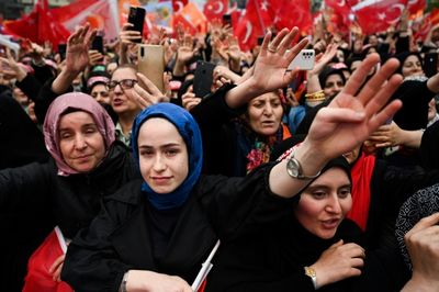 Erdogan rallies his base ahead of Sunday's vote