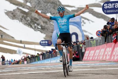 As it happened: Davide Bais wins Giro d'Italia stage 7 as GC contenders hold fire on Gran Sasso