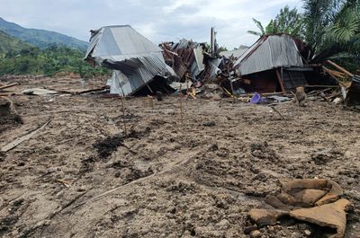 A week after Congo floods, volunteers dig through debris for bodies