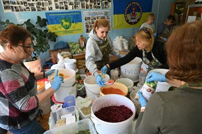 'Borshch war' volunteers make Ukraine frontline food