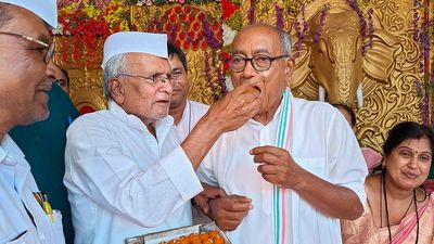BJP should be taught Karnataka lesson in Madhya Pradesh, says Digvijaya Singh