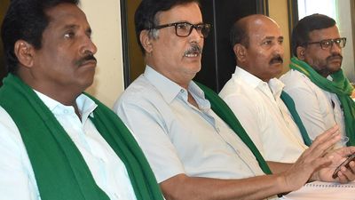 Sugarcane farmers urge Congress to repeal land reforms Act introduced by BJP govt. in Karnataka