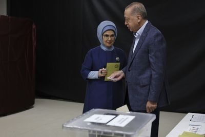 Erdogan takes early lead in crucial Turkish election