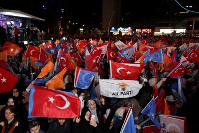 Turkey parties squabble as crucial vote count seesaws