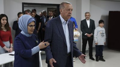 Turkey election: Erdoğan leads but runoff likely
