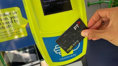 Commuters to use credit cards to pay for fares on public transport as myki contract replaced