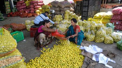 Wholesale prices contracts 0.9% in April