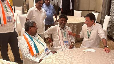 As race for Karnataka CM post intensifies, Siddaramaiah reaches Delhi; D.K. Shivakumar cancels visit