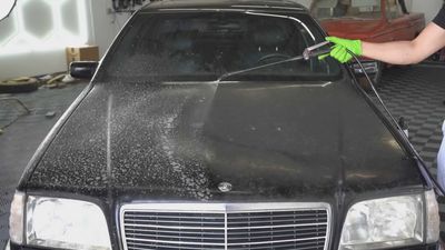 Watch Mercedes S500 (W140) Get Long Overdue First Wash In 10 Years